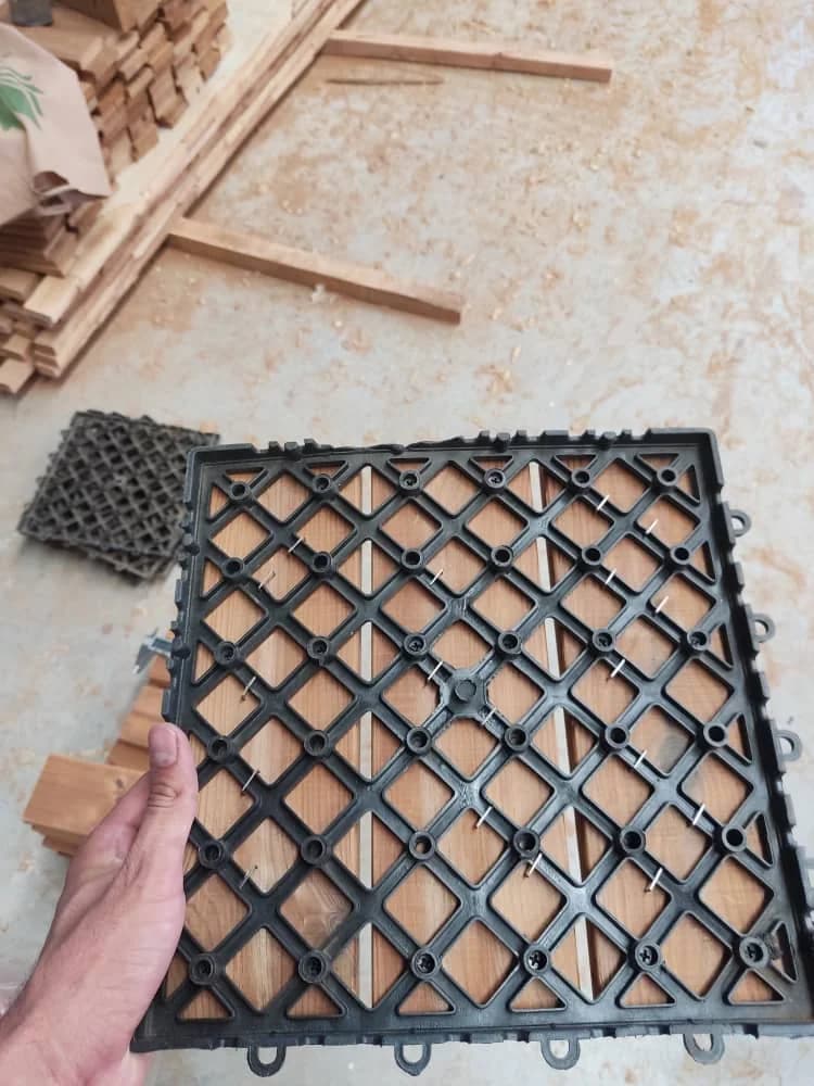 زیره پلاستیکی PP تایل ترموود از نمای پشت، با شبکه‌ی مشبک برای عبور آب و تهویه